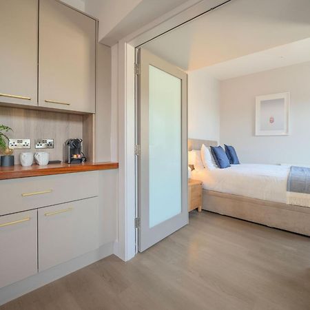 Bed and Breakfast Number One Townhouse Кинсэйл Экстерьер фото