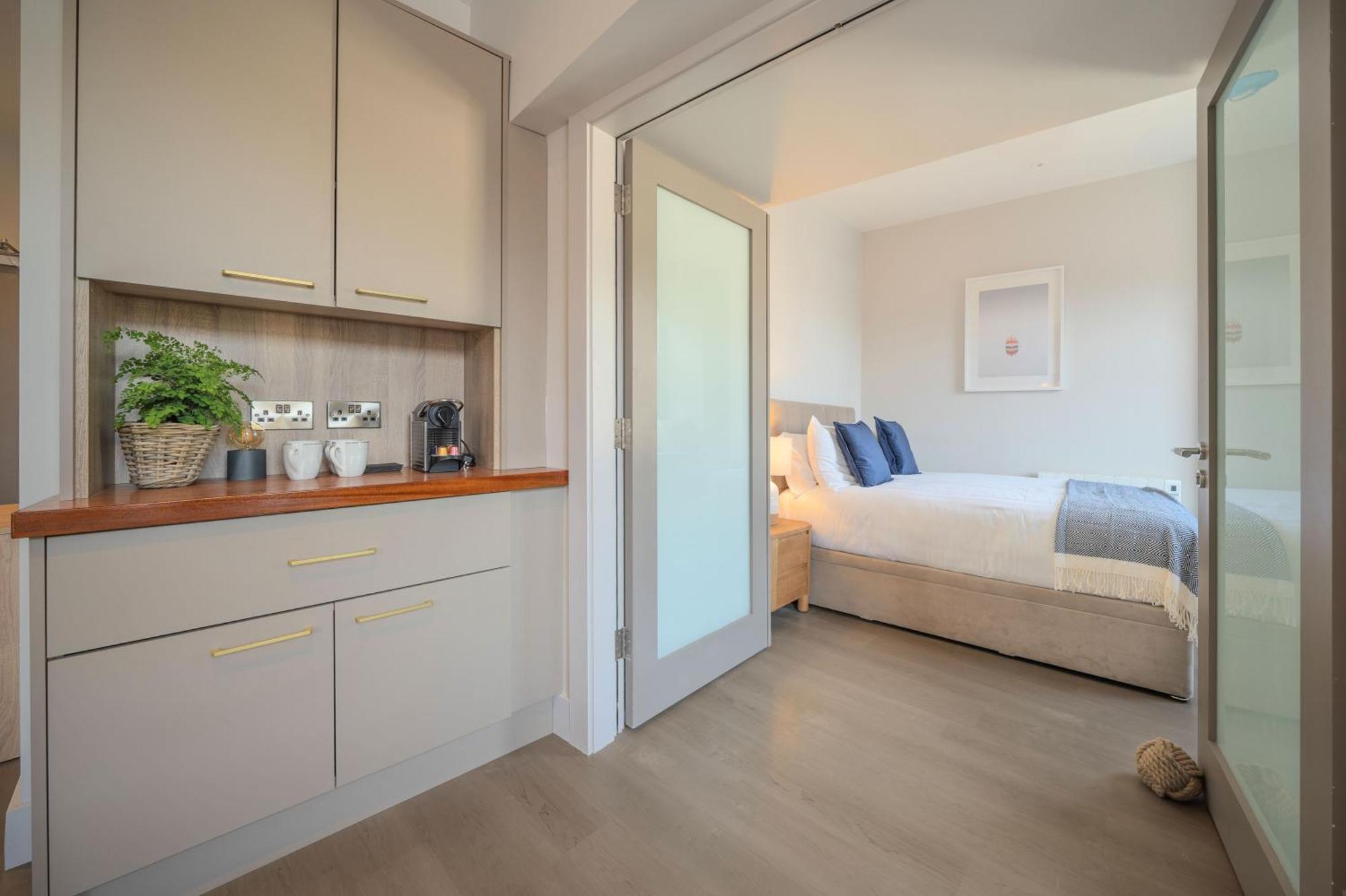 Bed and Breakfast Number One Townhouse Кинсэйл Экстерьер фото