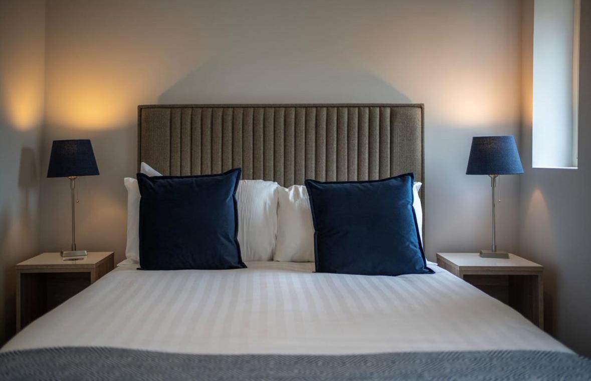 Bed and Breakfast Number One Townhouse Кинсэйл Экстерьер фото