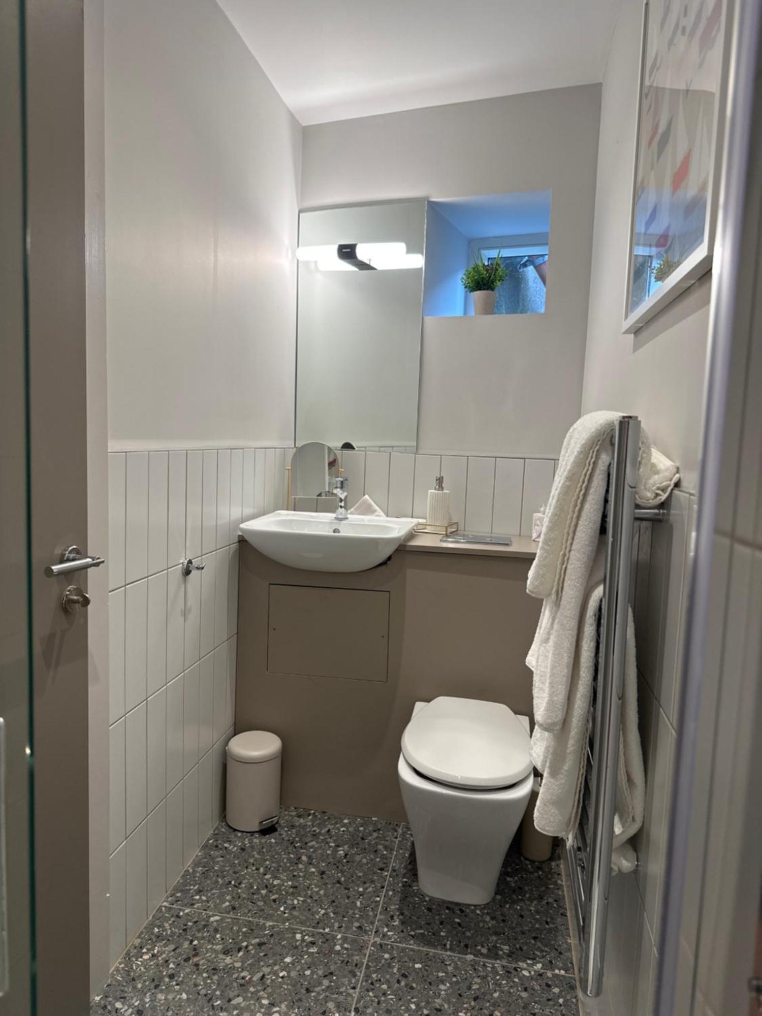 Bed and Breakfast Number One Townhouse Кинсэйл Экстерьер фото