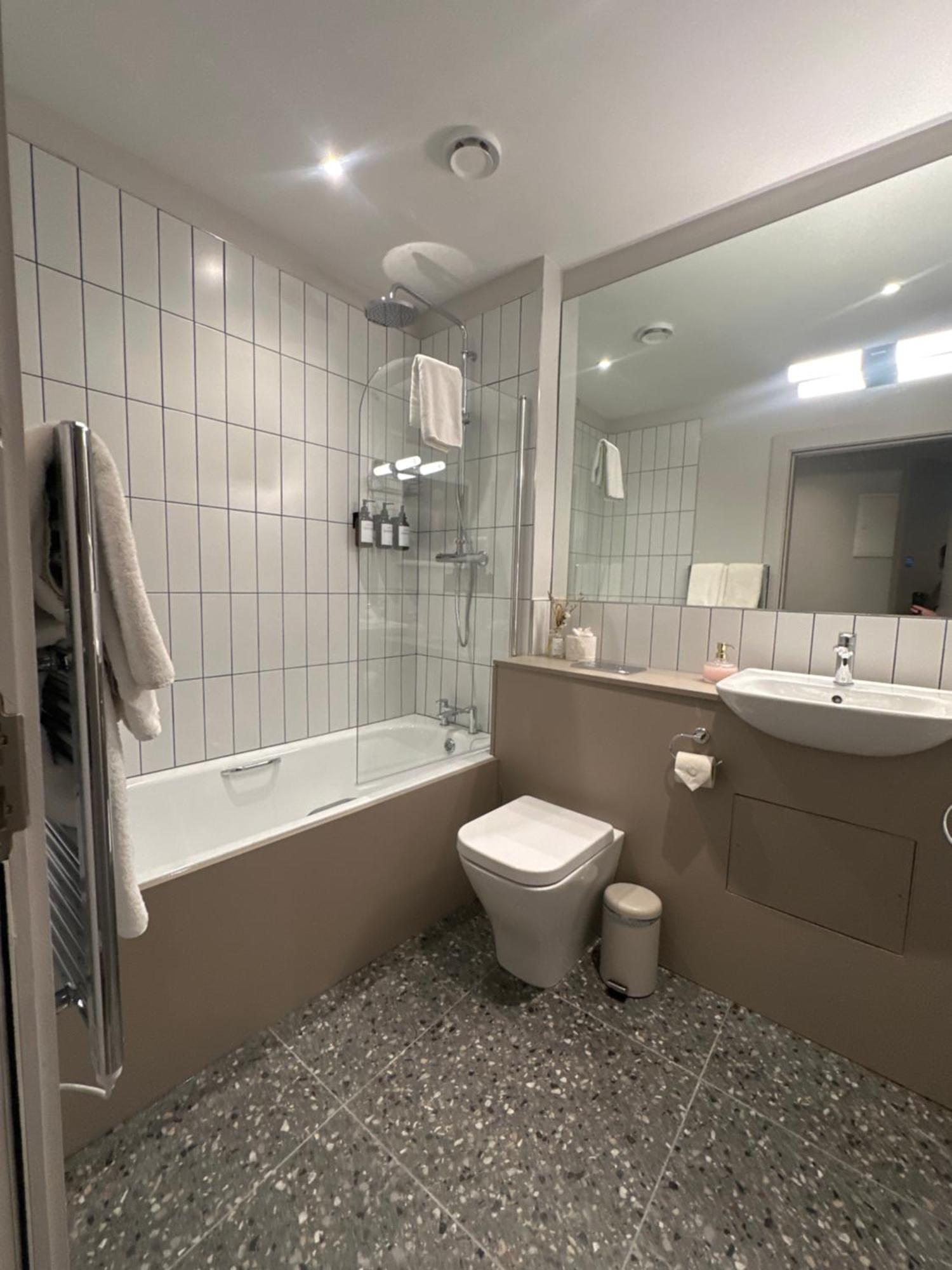 Bed and Breakfast Number One Townhouse Кинсэйл Экстерьер фото