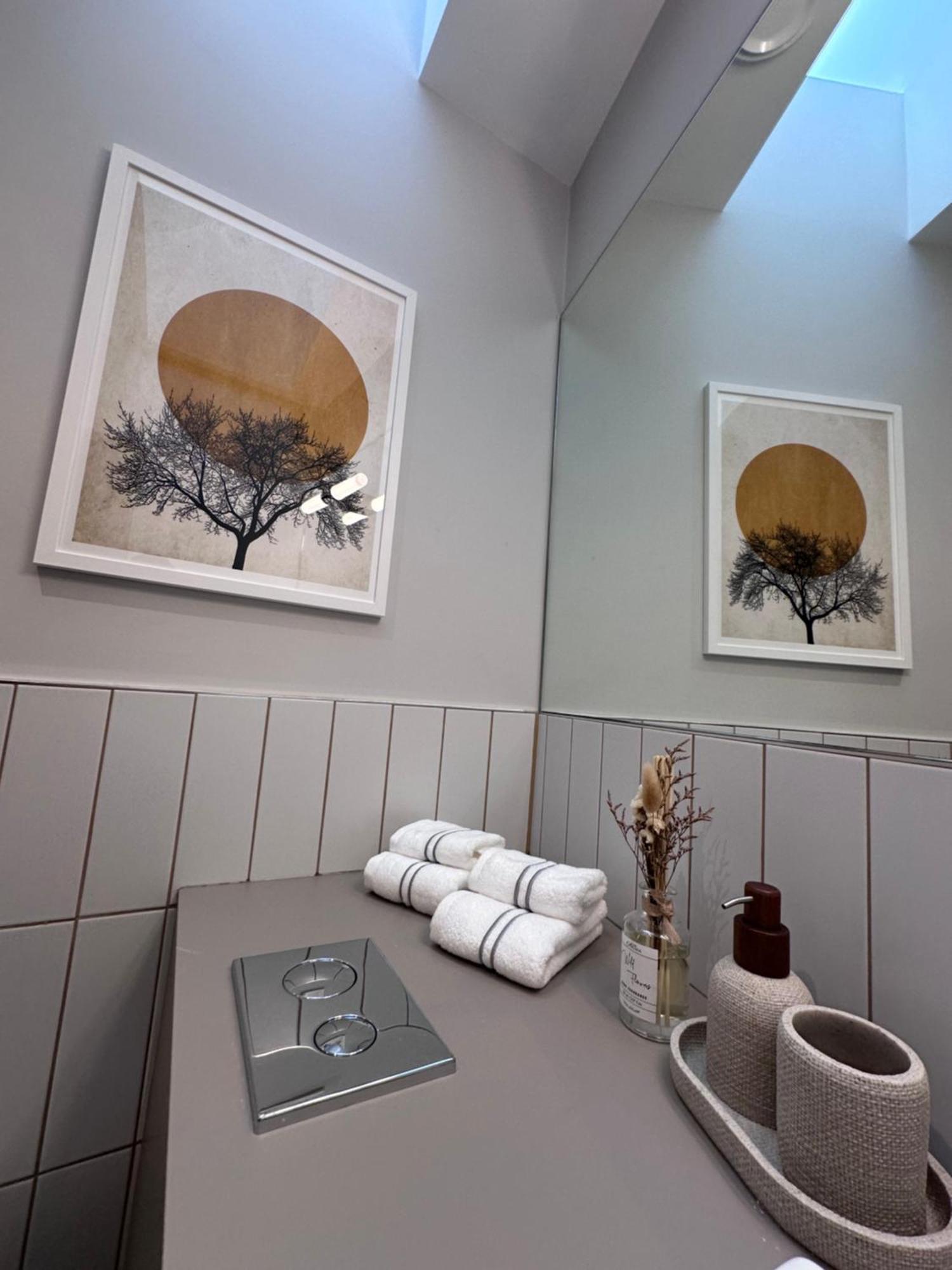 Bed and Breakfast Number One Townhouse Кинсэйл Экстерьер фото