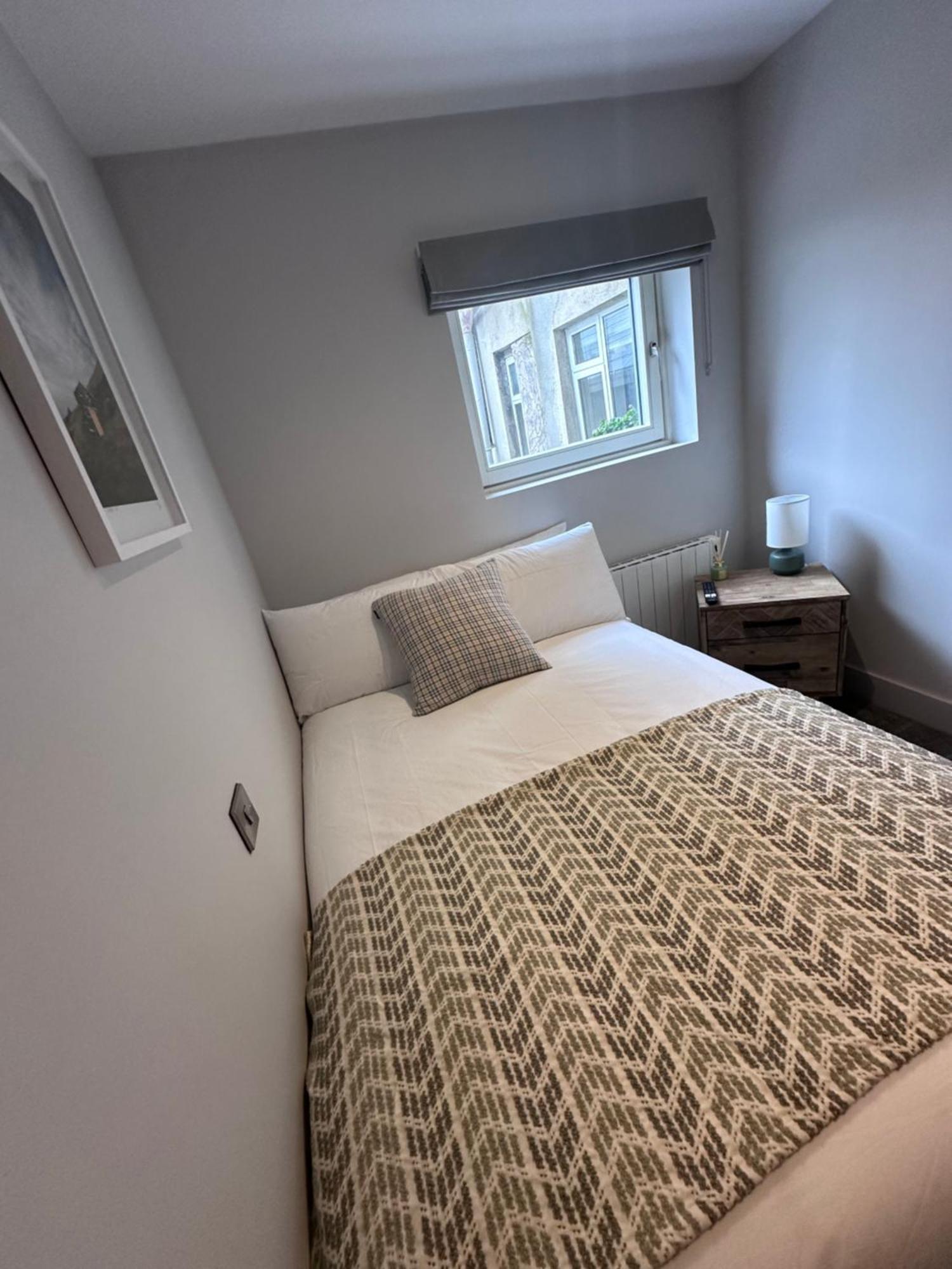 Bed and Breakfast Number One Townhouse Кинсэйл Экстерьер фото